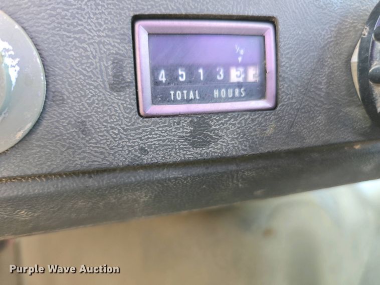 image for item EC0943 1989 Ford L7000 fuel / lube truck