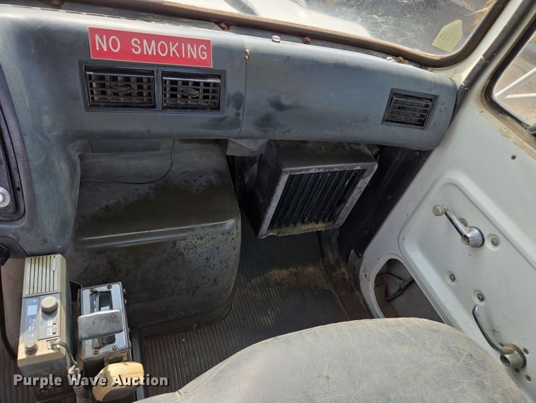 image for item EC0943 1989 Ford L7000 fuel / lube truck