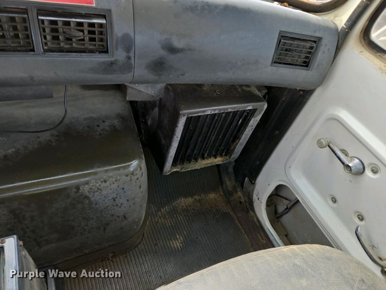 image for item EC0943 1989 Ford L7000 fuel / lube truck