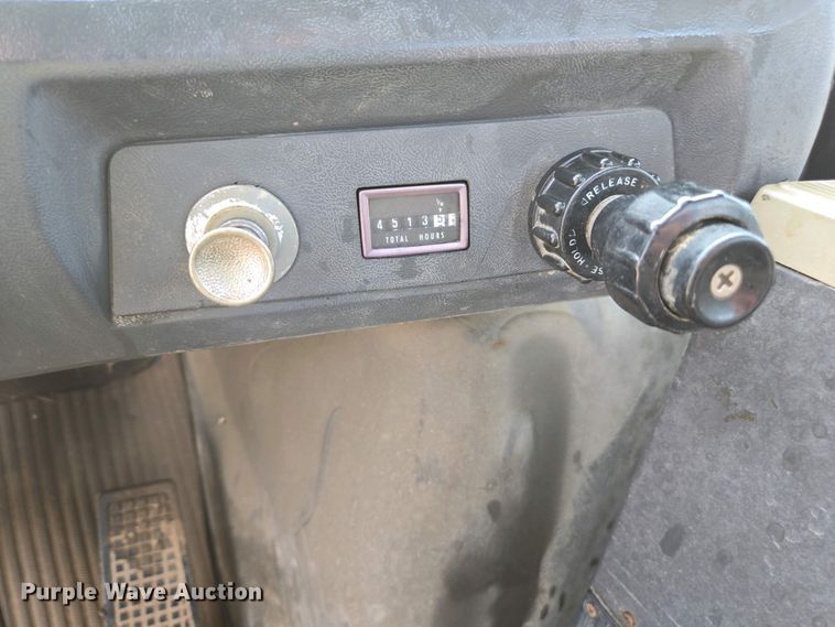 image for item EC0943 1989 Ford L7000 fuel / lube truck