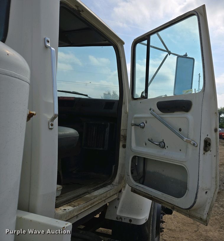 image for item EC0943 1989 Ford L7000 fuel / lube truck