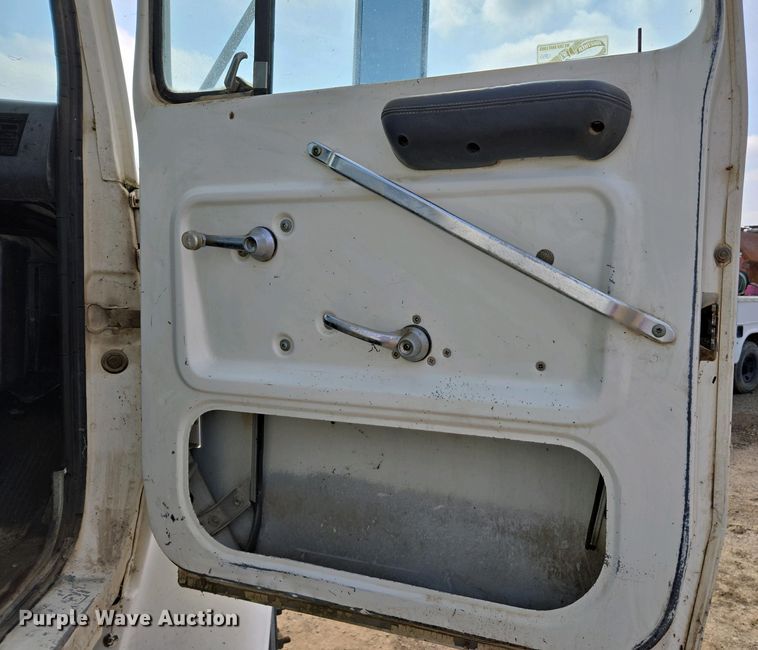 image for item EC0943 1989 Ford L7000 fuel / lube truck