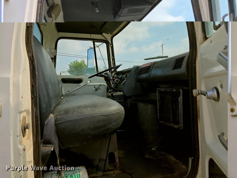 image for item EC0943 1989 Ford L7000 fuel / lube truck