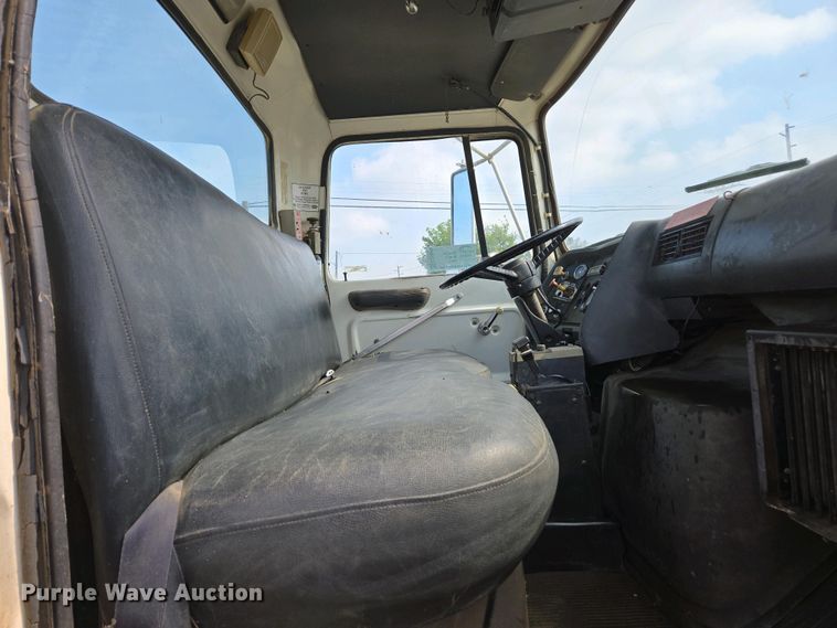 image for item EC0943 1989 Ford L7000 fuel / lube truck