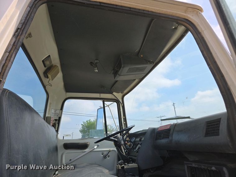 image for item EC0943 1989 Ford L7000 fuel / lube truck