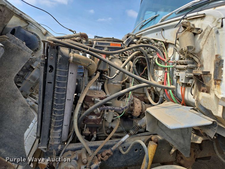 image for item EC0943 1989 Ford L7000 fuel / lube truck