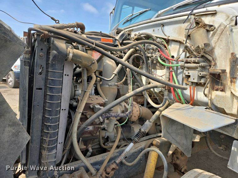 image for item EC0943 1989 Ford L7000 fuel / lube truck