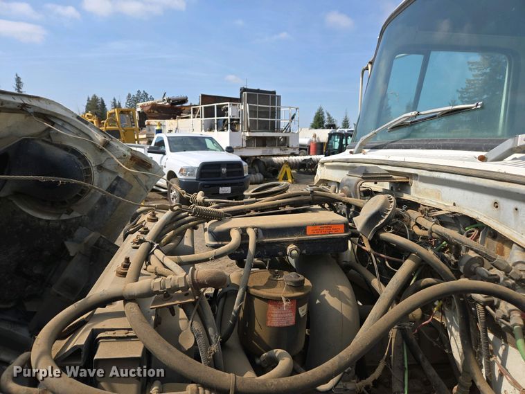 image for item EC0943 1989 Ford L7000 fuel / lube truck