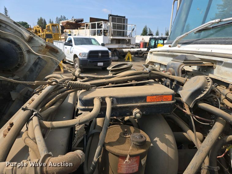 image for item EC0943 1989 Ford L7000 fuel / lube truck