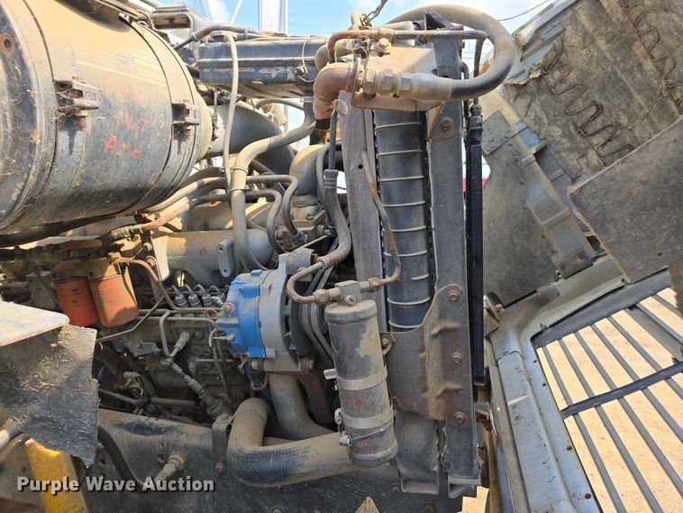 image for item EC0943 1989 Ford L7000 fuel / lube truck