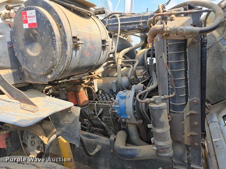 image for item EC0943 1989 Ford L7000 fuel / lube truck