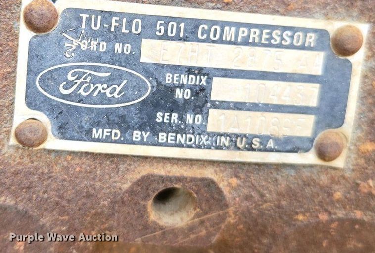 image for item EC0943 1989 Ford L7000 fuel / lube truck