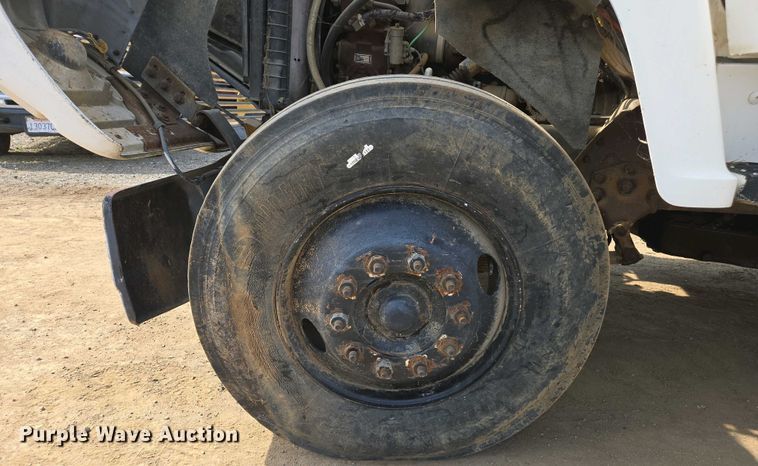 image for item EC0943 1989 Ford L7000 fuel / lube truck