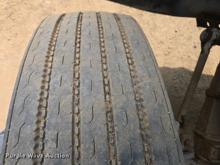 image for item EC0943 1989 Ford L7000 fuel / lube truck