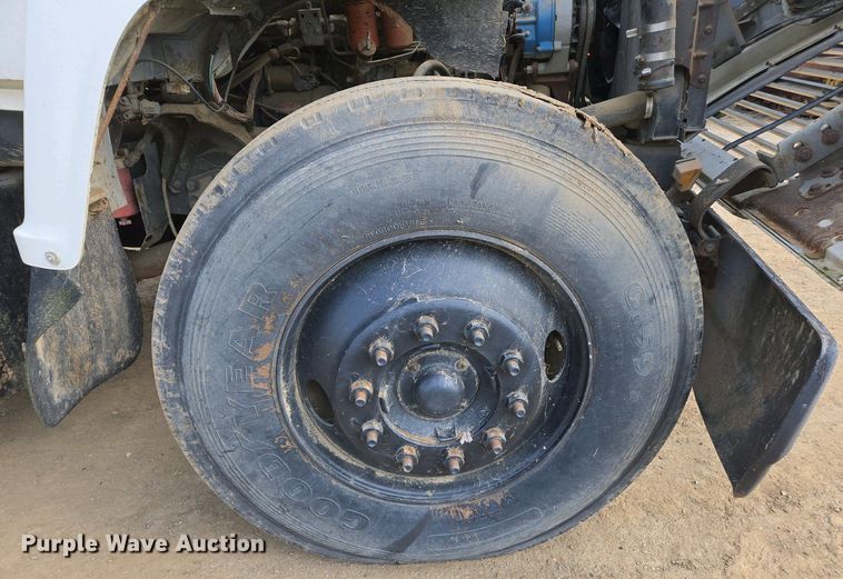 image for item EC0943 1989 Ford L7000 fuel / lube truck