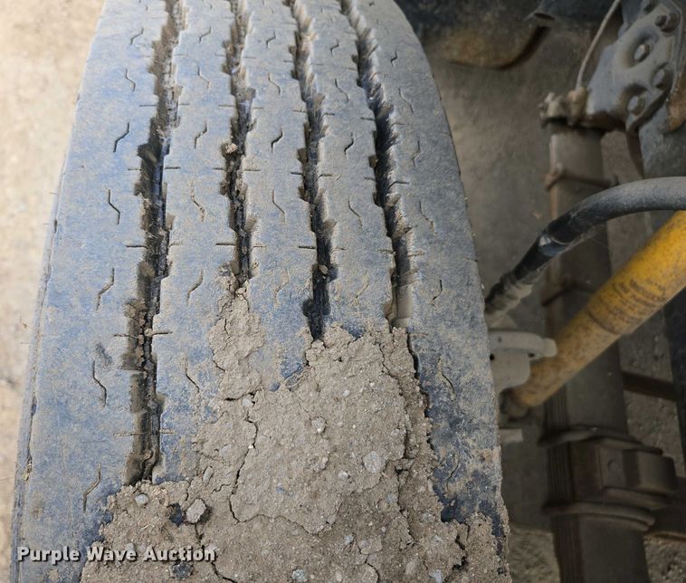 image for item EC0943 1989 Ford L7000 fuel / lube truck