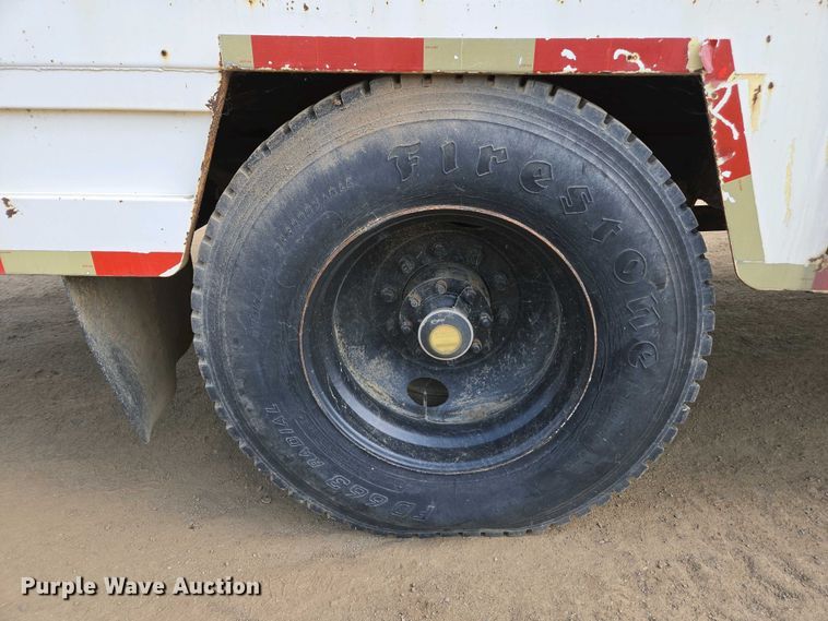 image for item EC0943 1989 Ford L7000 fuel / lube truck