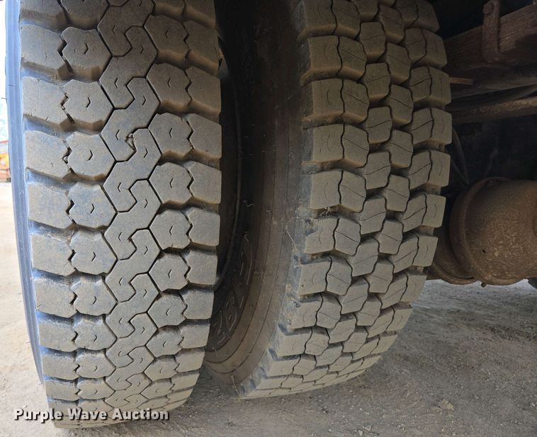 image for item EC0943 1989 Ford L7000 fuel / lube truck