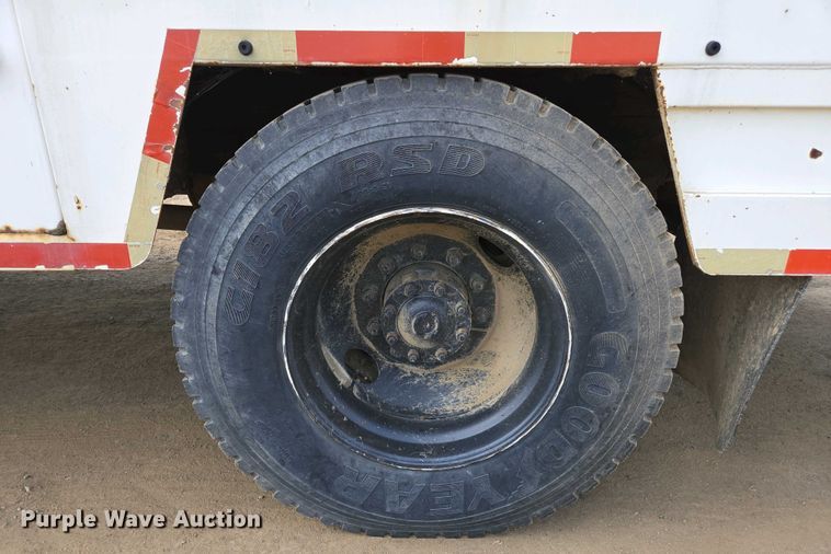 image for item EC0943 1989 Ford L7000 fuel / lube truck