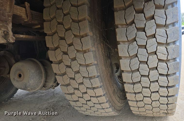 image for item EC0943 1989 Ford L7000 fuel / lube truck