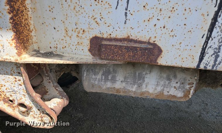 image for item EC0948 1993 Red River LB 237 live bottom trailer