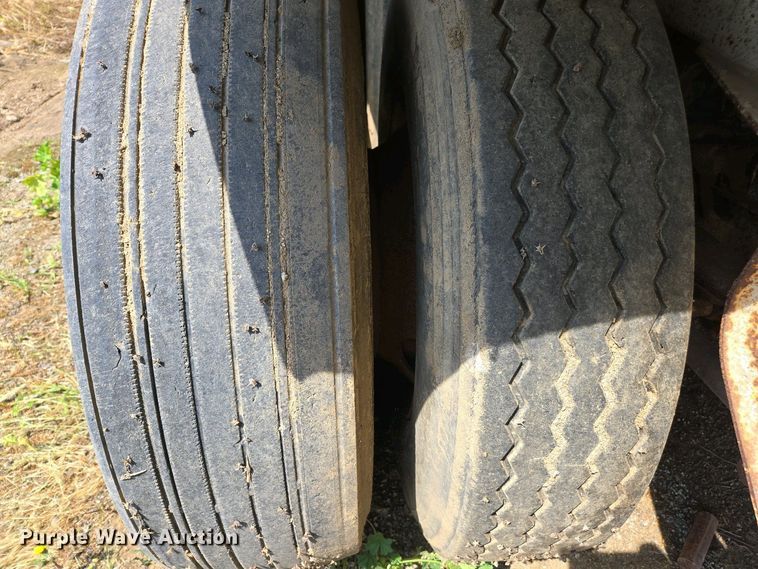 image for item EC0948 1993 Red River LB 237 live bottom trailer