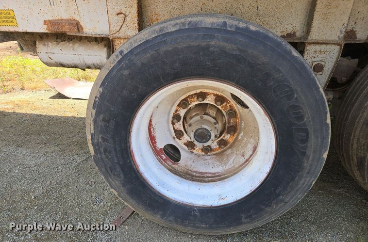 image for item EC0948 1993 Red River LB 237 live bottom trailer