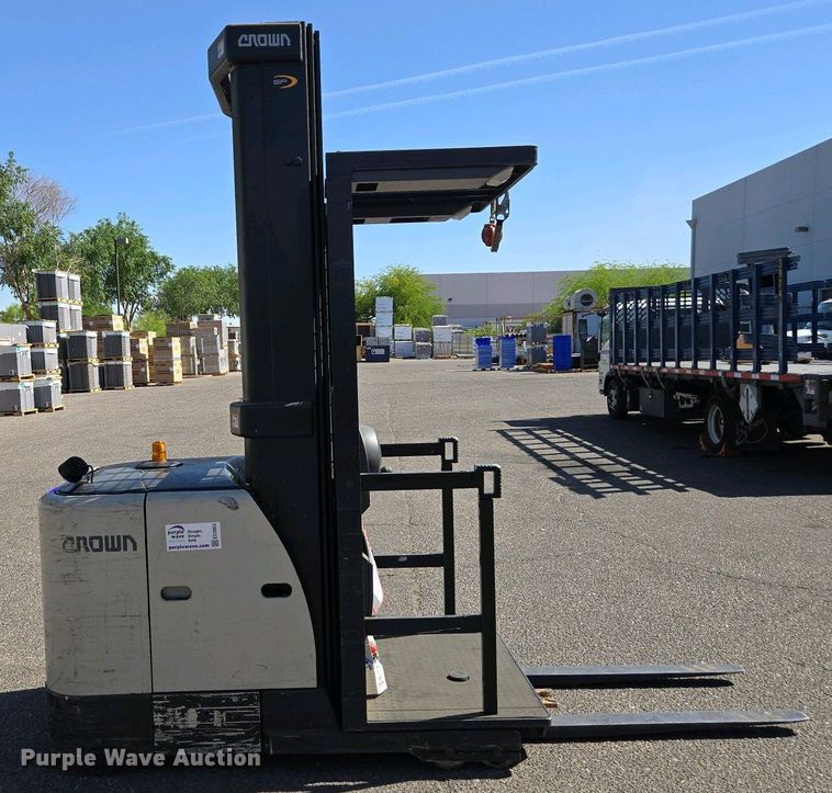 image for item EC0963 2015 Crown SP3520-30 order picker