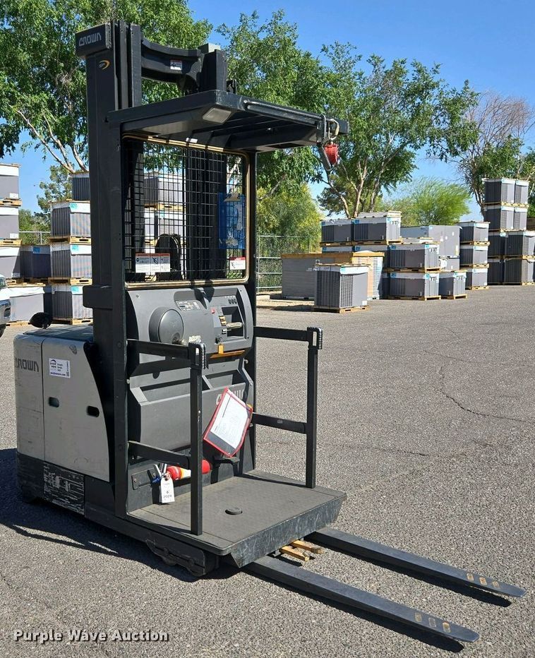 image for item EC0963 2015 Crown SP3520-30 order picker