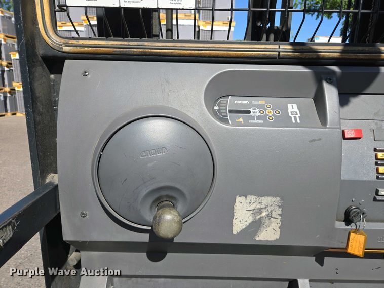 image for item EC0963 2015 Crown SP3520-30 order picker