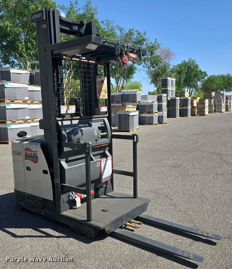 image for item EC0964 2015 Crown SP3520-30 order picker