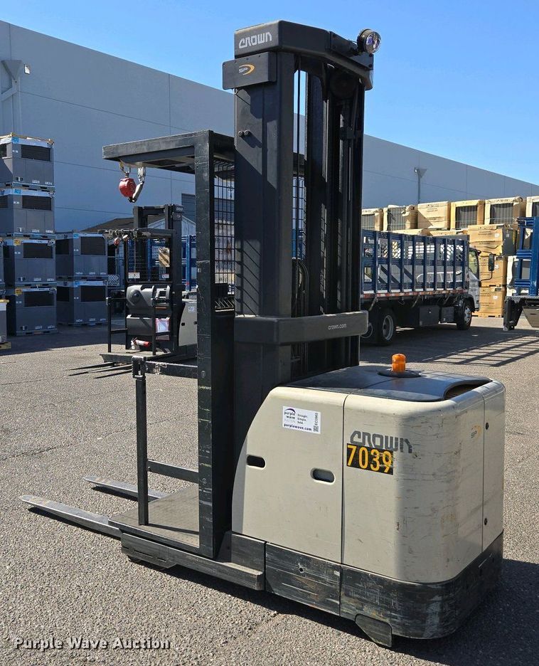 image for item EC0965 2016 Crown SP3520-30 order picker