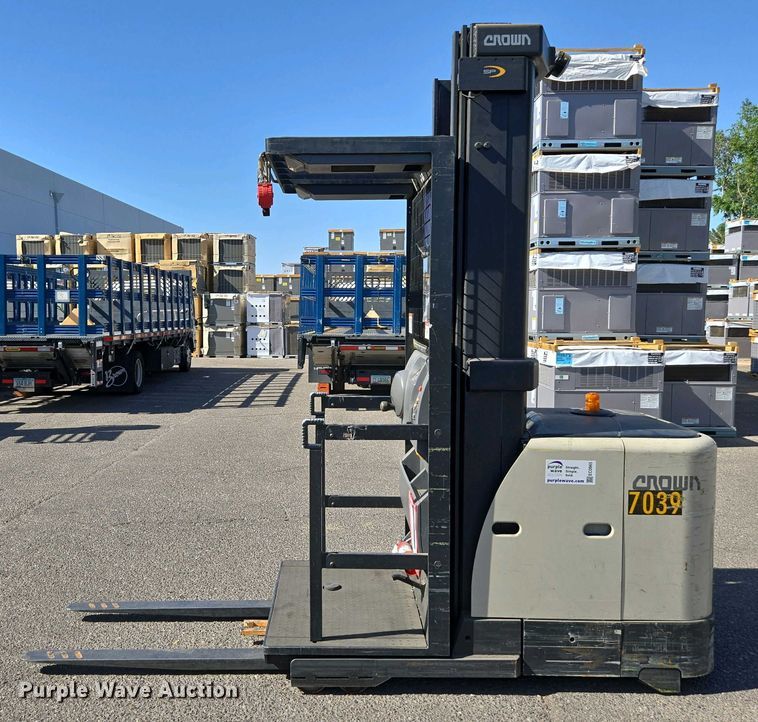 image for item EC0965 2016 Crown SP3520-30 order picker