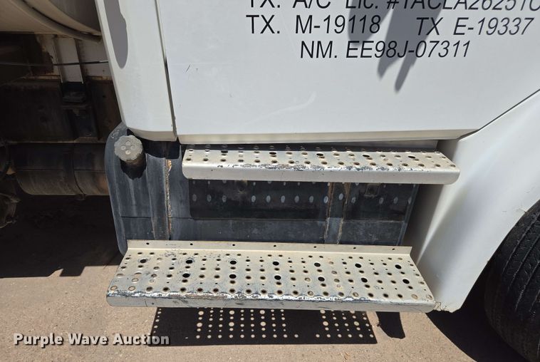 image for item EC0988 2001 Freightliner FL70 water truck