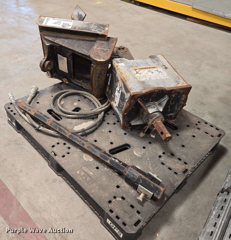 image for item EC1006 Caterpillar 1650XL backhoe auger