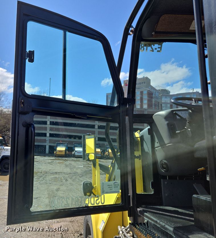 image for item EC4170 2017 Elgin Pelican Series NP street sweeper