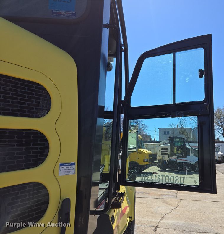 image for item EC4174 2017 Elgin Pelican Series NP street sweeper