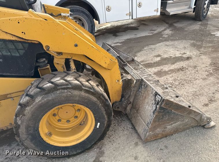 image for item ED4181 2017 Caterpillar 262D skid steer loader