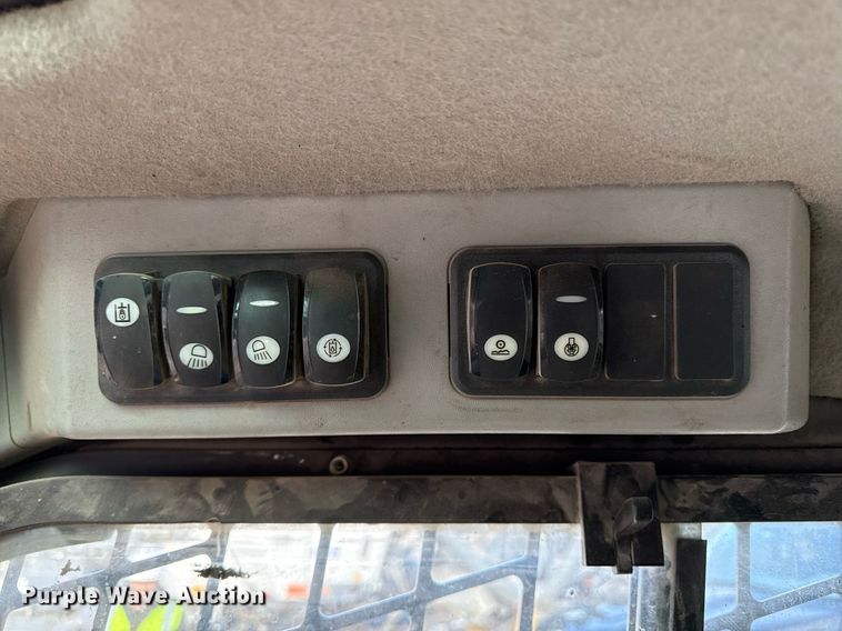 image for item ED4181 2017 Caterpillar 262D skid steer loader