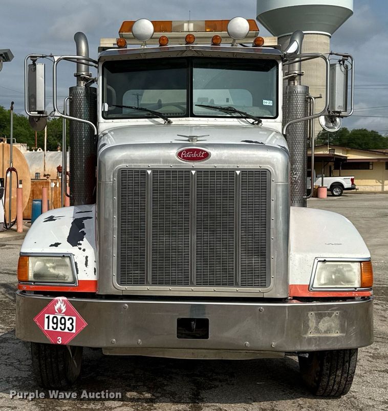 image for item ED5590 2007 Peterbilt 385 fuel truck