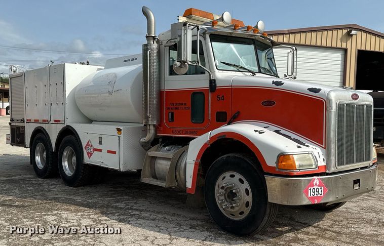 image for item ED5590 2007 Peterbilt 385 fuel truck