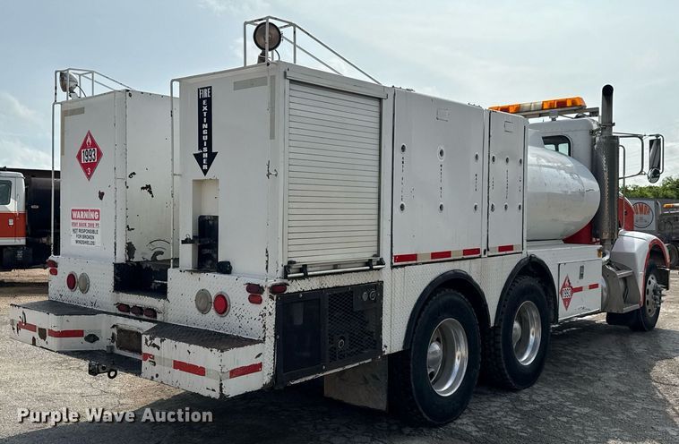image for item ED5590 2007 Peterbilt 385 fuel truck