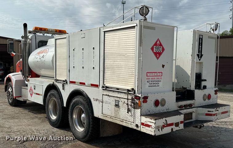 image for item ED5590 2007 Peterbilt 385 fuel truck