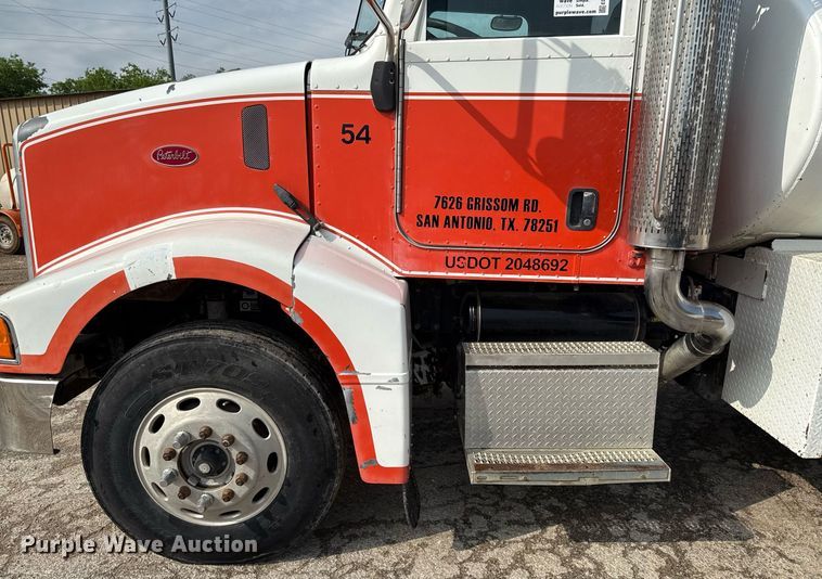 image for item ED5590 2007 Peterbilt 385 fuel truck