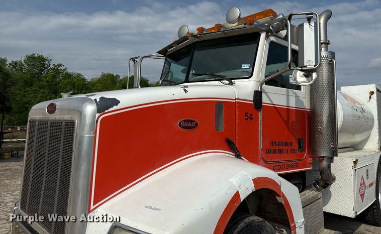 image for item ED5590 2007 Peterbilt 385 fuel truck