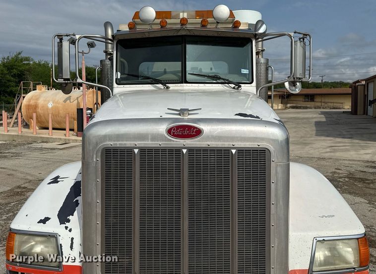 image for item ED5590 2007 Peterbilt 385 fuel truck