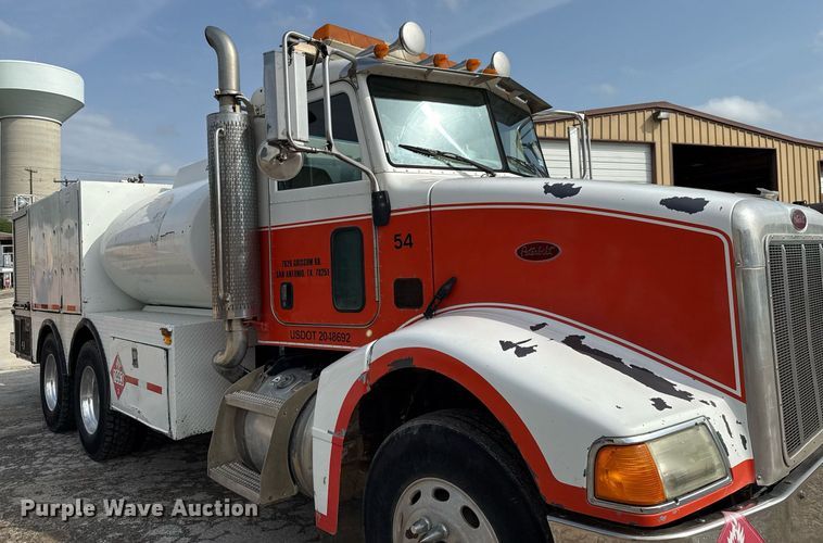 image for item ED5590 2007 Peterbilt 385 fuel truck