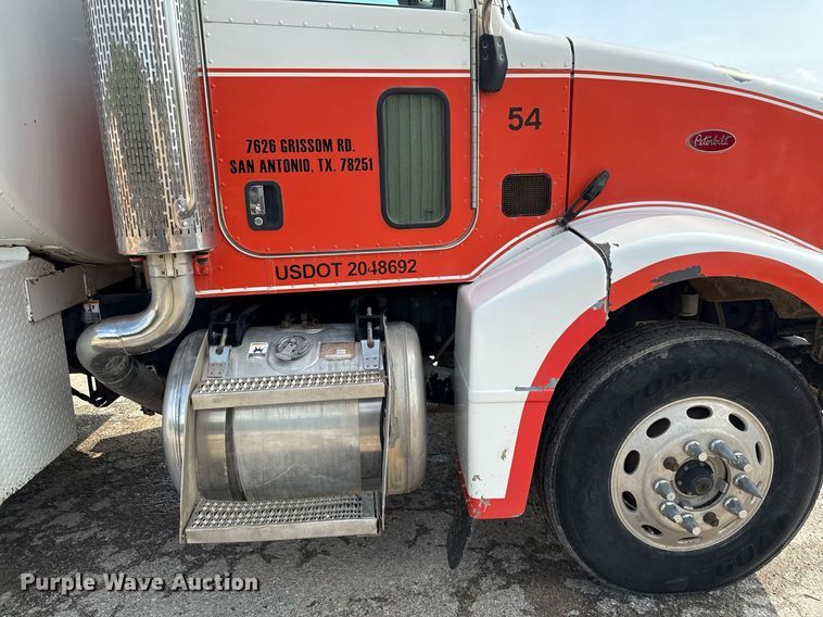 image for item ED5590 2007 Peterbilt 385 fuel truck