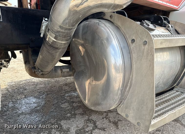 image for item ED5590 2007 Peterbilt 385 fuel truck