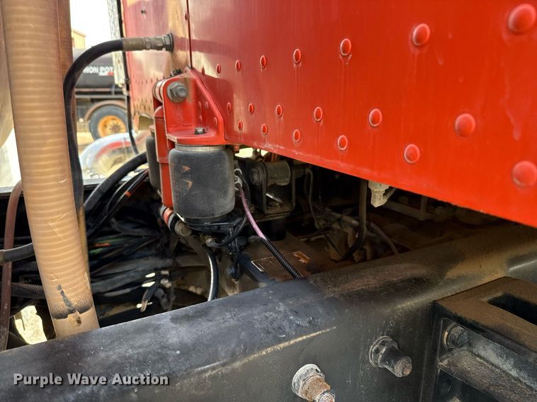 image for item ED5590 2007 Peterbilt 385 fuel truck